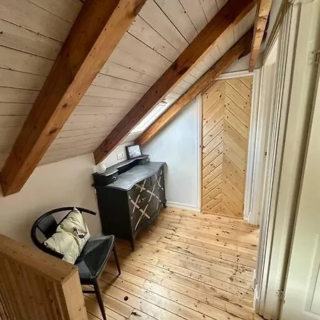 Cozy Townhouse Near Centrum דירה *